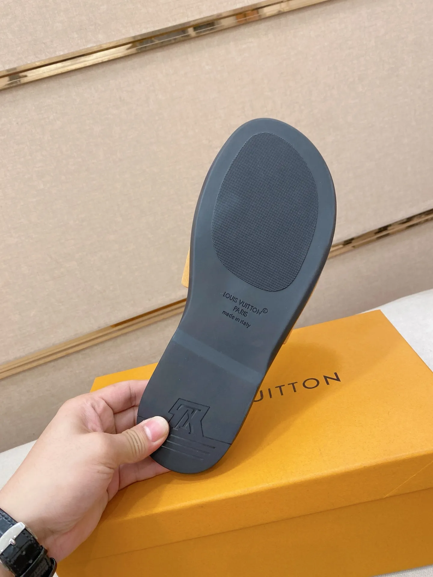 Men's shoes 💰: 340💰Made by LV🔍Top purchasing agents. Men's spring and summer slippers are available at the same counter. The uppers are imported cowhide from Italy, with logo graphics and high-quality craftsmanship. Soles: original soles specially provided by the original factory. Exclusive movable molded soles are super comfortable. Original goods follow orders. 🔍🔍High quality. You can enter and exit the counter at will. Welcome to compare. Size 38-44. Can be customized45